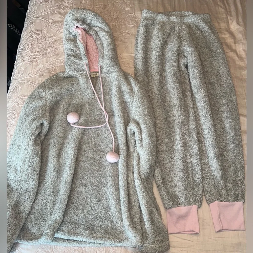 Francesca’s Cozy Fuzzy Pajama Lounge Set Grey Pink Pom Pom Hoodie Size M/S